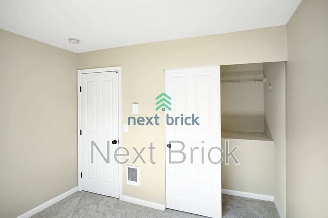 Building Photo - 4650 NE 3rd Ln