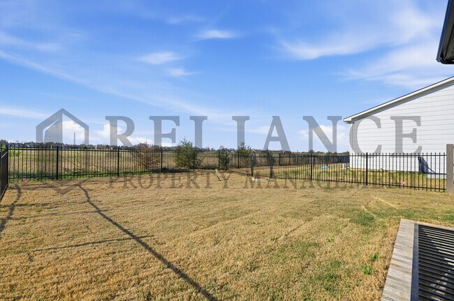 Building Photo - 5259 N Pinecrest Ct