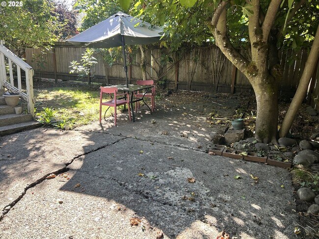 Building Photo - Home with Charm!