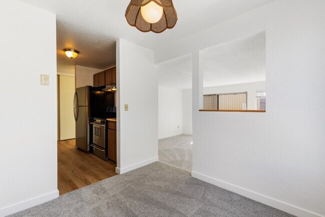 Building Photo - Spacious 1 Bedroom Apartment w/ Parking in...