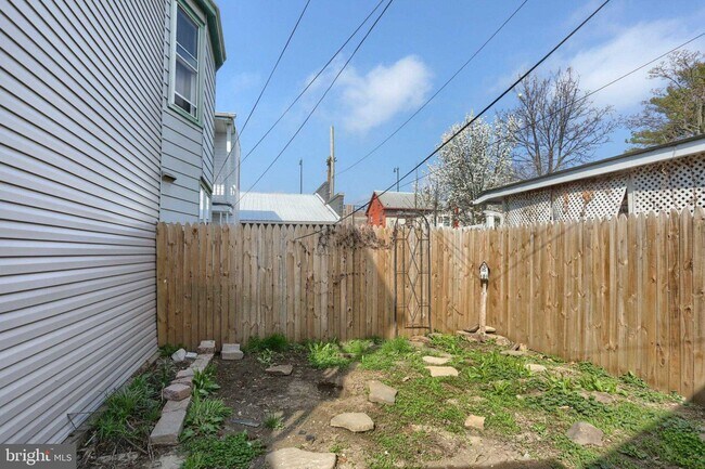 Building Photo - 825 Scull St