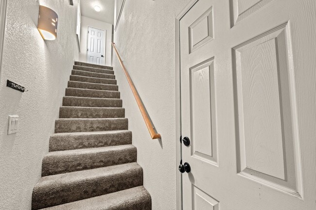 Building Photo - Foot Hills ! 2 bed/2 Bath home boasts beautiful views of the Mountains and the Lights of Albuquer...