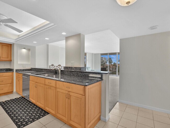 Building Photo - 1150 Hillsboro Mile