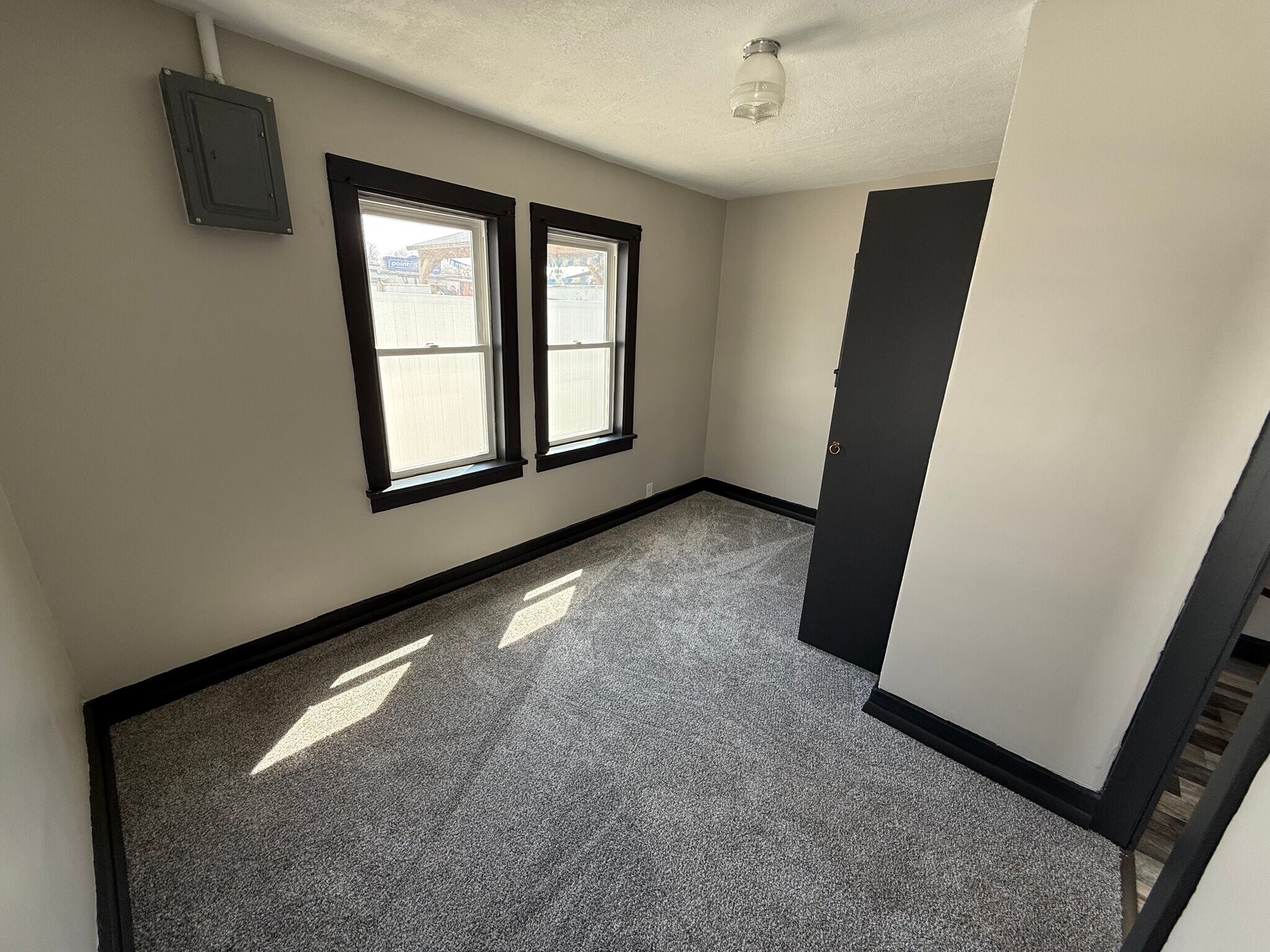 Building Photo - 710.5 W 8th St