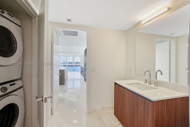 Building Photo - 1500 Bay Dr E
