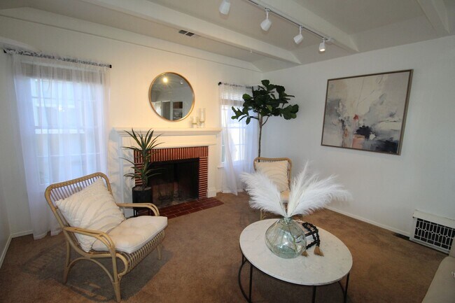 Building Photo - Charming Midtown Ventura Home- 3 Bedroom + 1.75 Bath