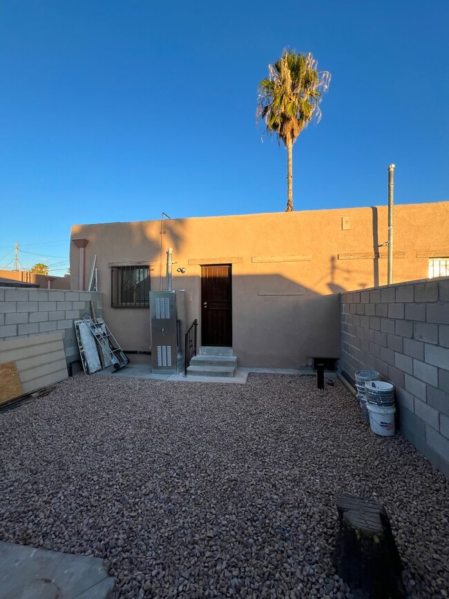 Building Photo - Charming Fully Remodeled 1 Bedroom 1 Bath ...