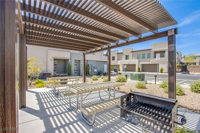 Building Photo - 600 N Carriage Hill Dr