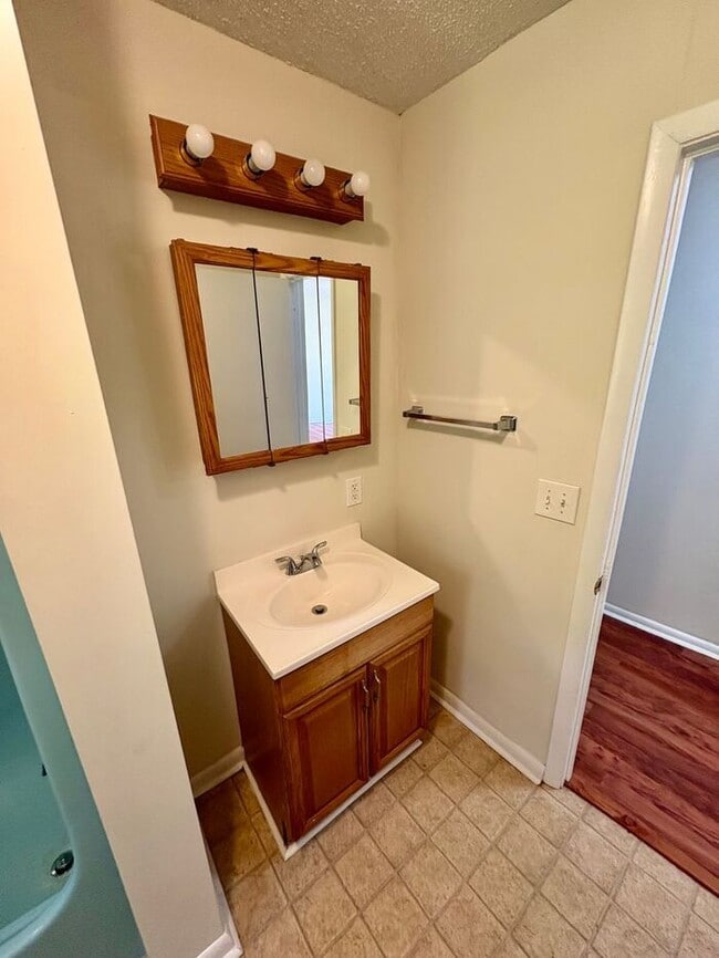 Building Photo - 3 Bed /2.5 Bath East Nash!