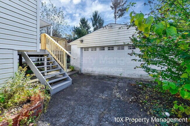 Building Photo - 907 Higbee Dr N