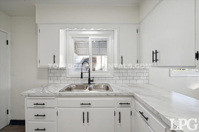 Building Photo - 3058 Nebraska Ave