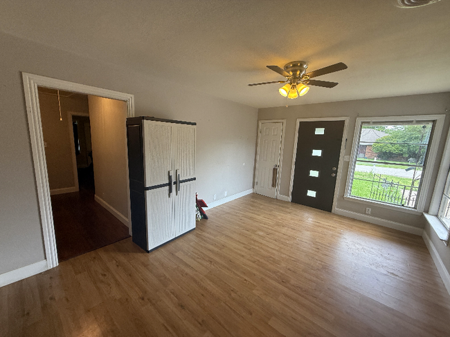 Building Photo - 801 Pecan St