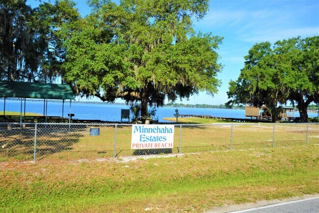 Building Photo - Modest 3 Br/1.5 Bath in Established Neighborhood