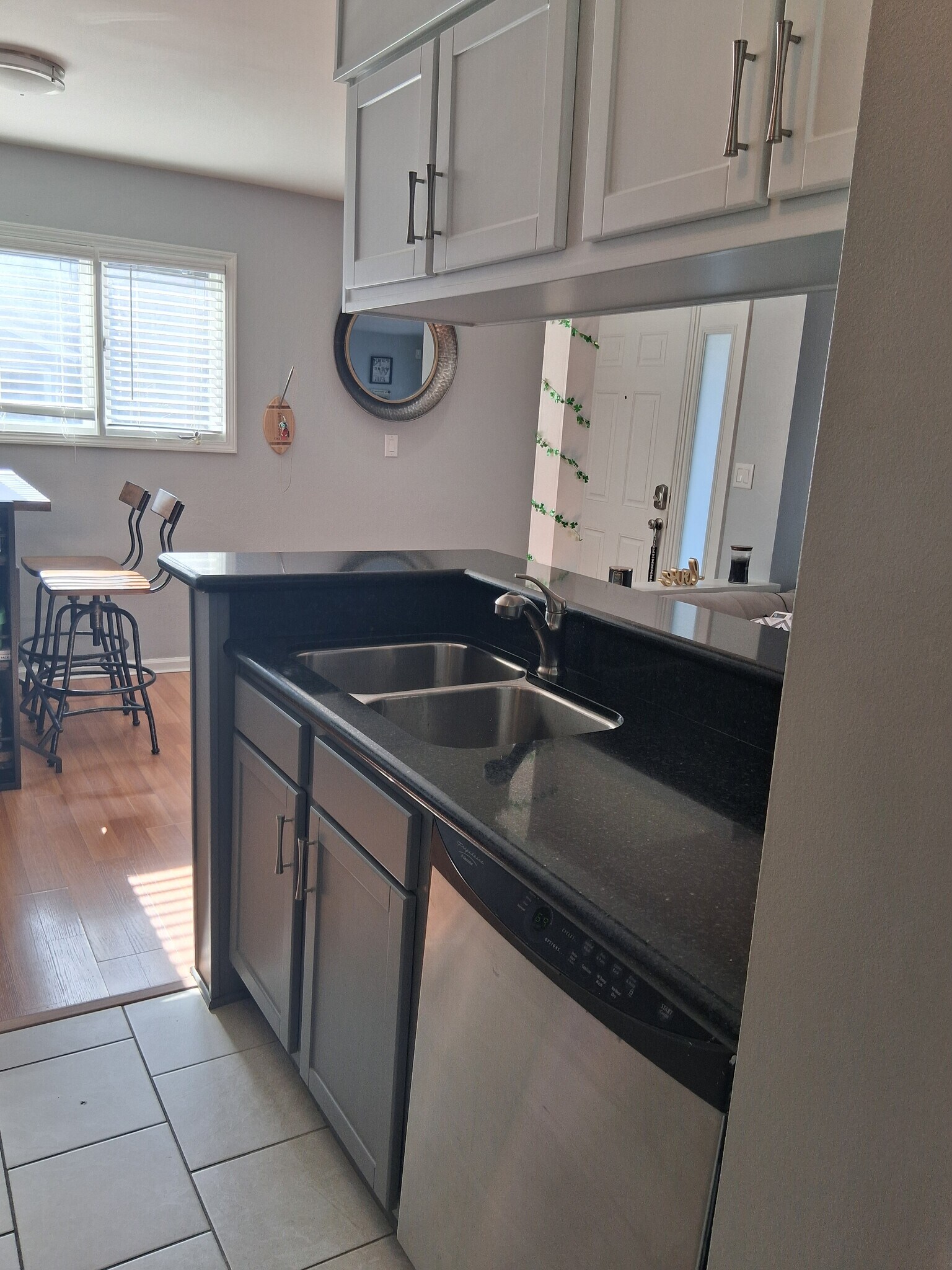 Building Photo - 423 W 8th St