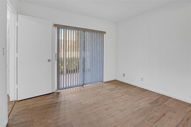 Building Photo - 1560 SE Royal Green Cir