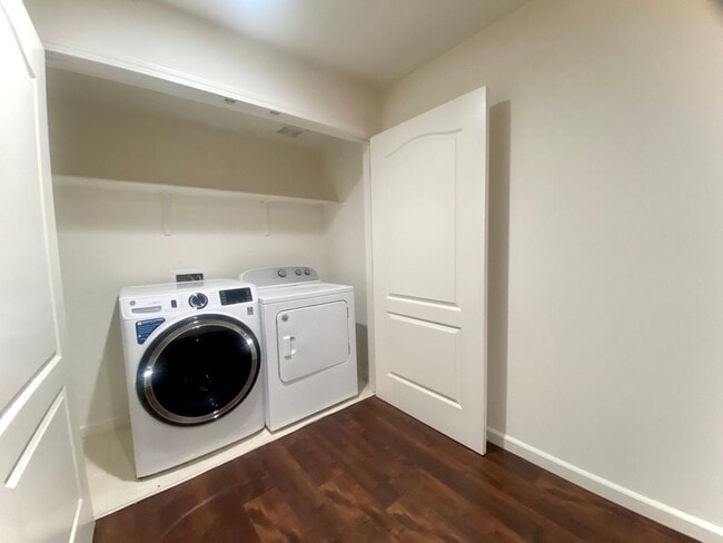 Building Photo - Beautiful 3-Bedroom Townhome in Private Ga...