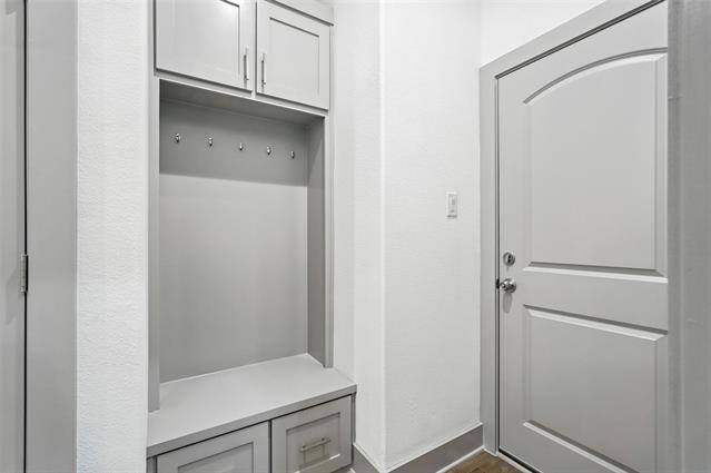 Building Photo - 716 Oak Creek Dr