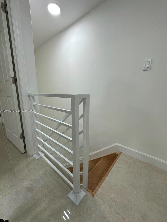 Building Photo - 1560 W 46th St
