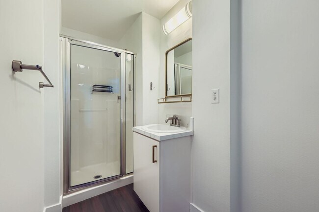 Building Photo - Stunning 3-Bed/1.75-Bath + Den Townhome with Hot Tub in Capitol Hill!