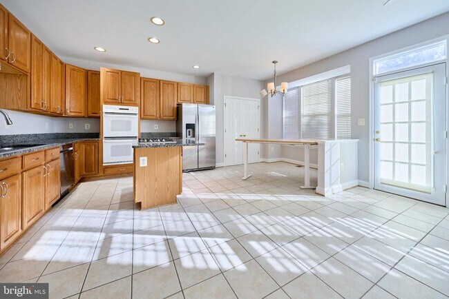 Building Photo - 685 Springhouse Square SE