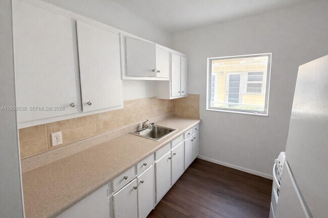 Building Photo - 945 Bay Dr