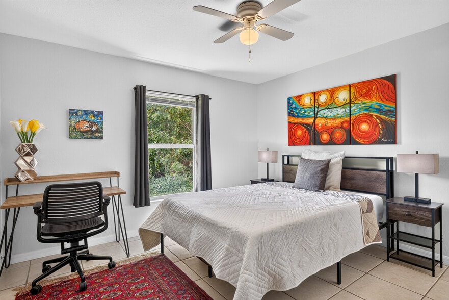 Room 4: Queen-Size Bed, Workspace, Television, Dresser, Spacious Closet and In-Suite Bathroom - 217 Ichabod Ave