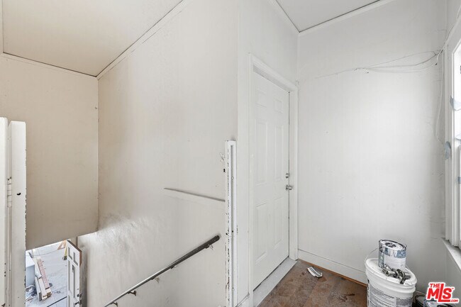 Building Photo - 522 W Vernon Ave