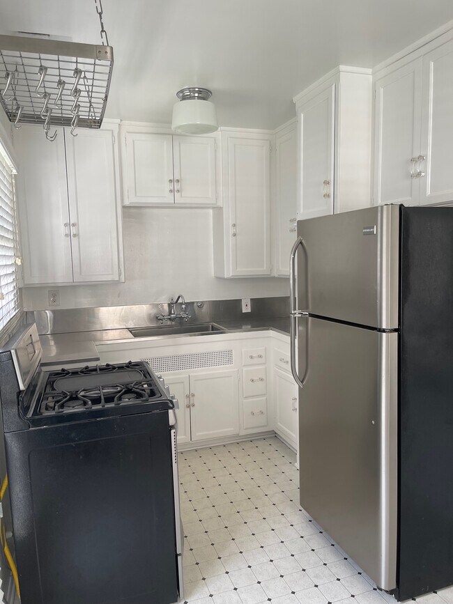 Building Photo - 2326 Oak St