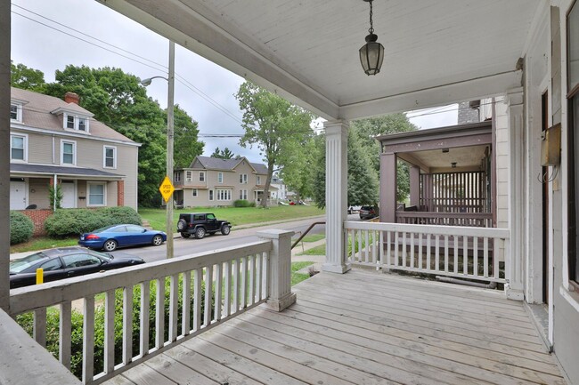 Building Photo - Large 4 Bedroom North Campus Townhouse - 1...