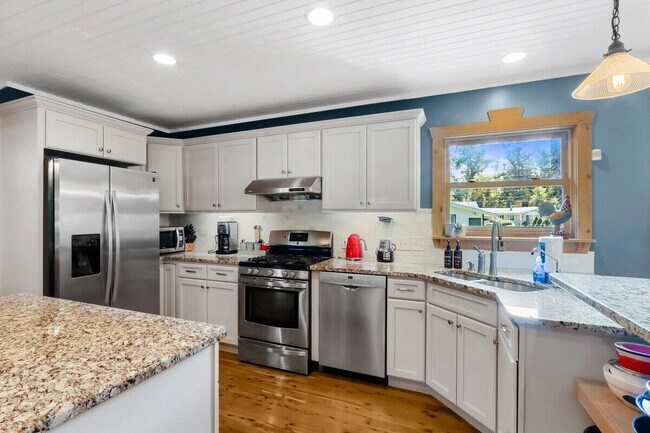 Building Photo - 465 Sylvan Dr