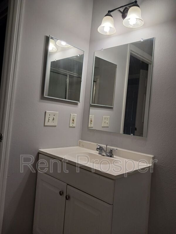 Building Photo - 4180 Versailles Dr