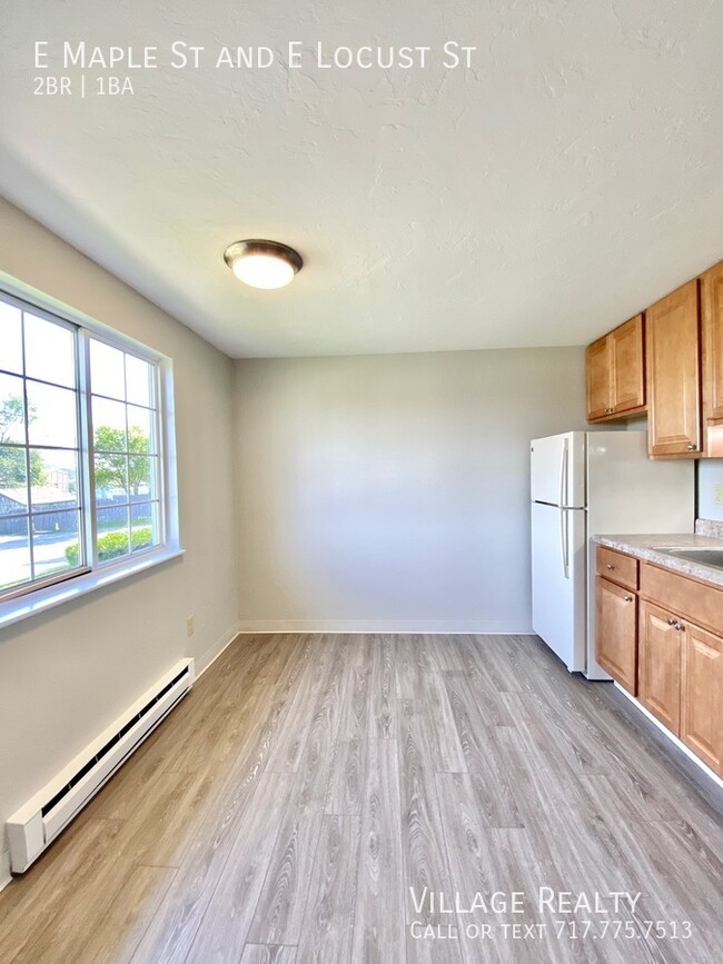 Building Photo - Remodeled 2-Bed with eat-in kitchen! Conve...