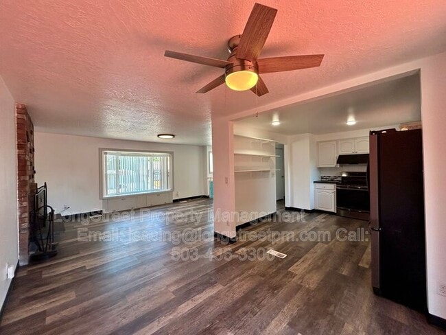 Building Photo - 794 SW Orchard Pl