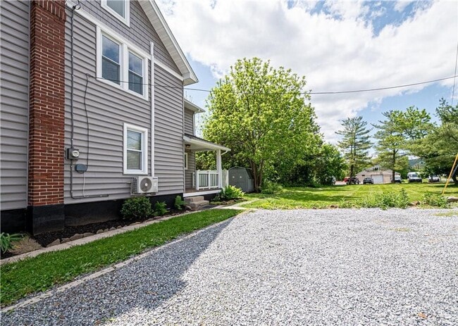 Building Photo - Beautifully updated THREE BEDROOM - Southe...