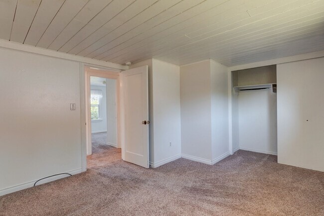 Building Photo - Three Bedroom One Bath House