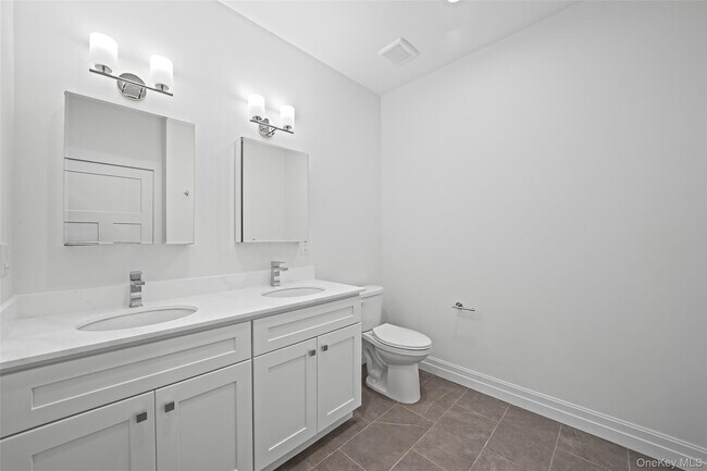 Building Photo - 725 Eastview Dr