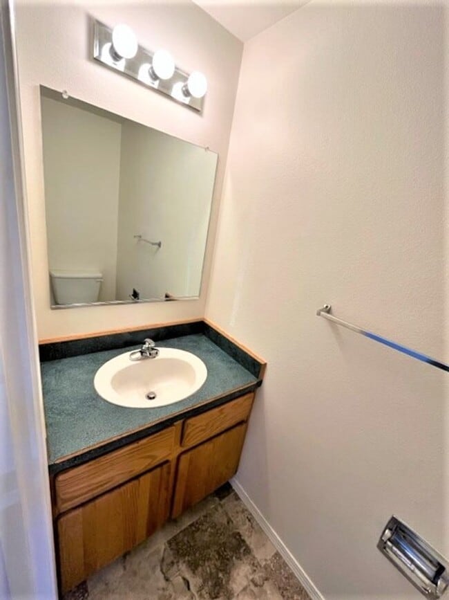 Building Photo - 2Bd/1.5Bath Single story duplex McMinnville