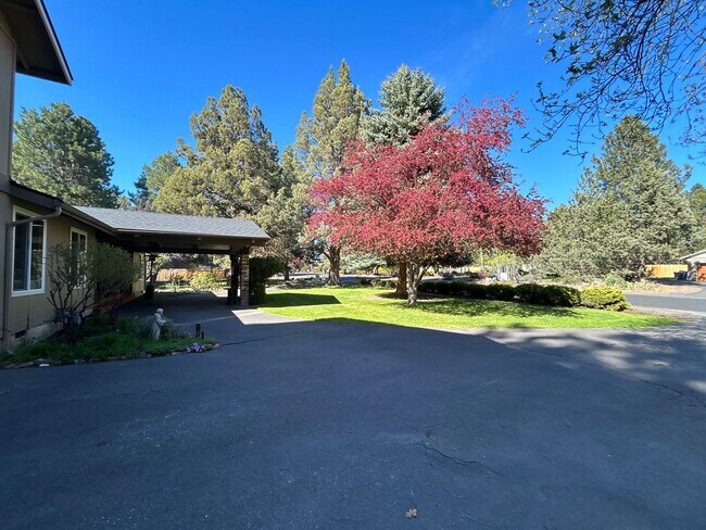 Building Photo - Country Living In The City - 3 Bedroom / 2 Bathroom Home on a Large Corner Lot