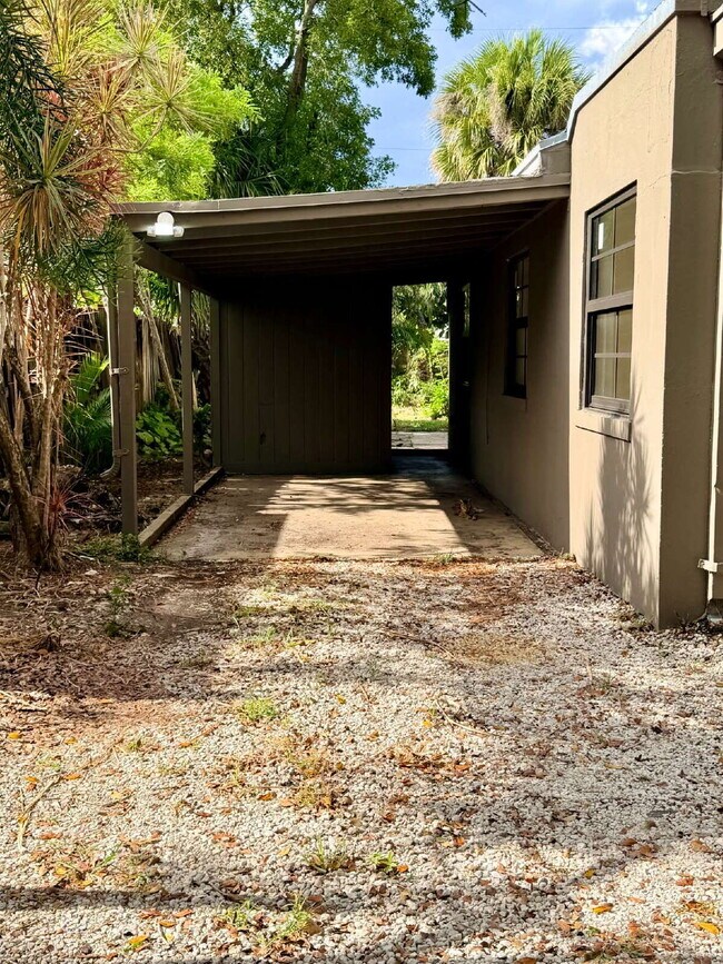Building Photo - "Charming 1-Bedroom Retreat in West Palm Beach – Spacious 700 Sq Ft Haven!"