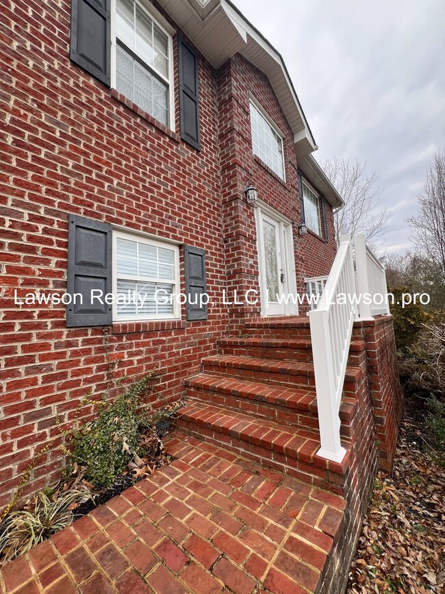 Building Photo - Spacious Split Level Home in Cave Spring