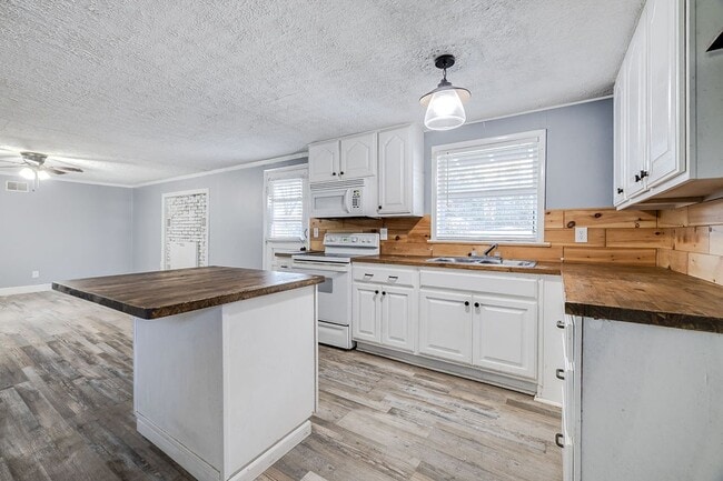 Building Photo - Charming 3-Bedroom 1.5 Bath Cottage-Style Bungalow with Open Floorplan and Kitchen Island