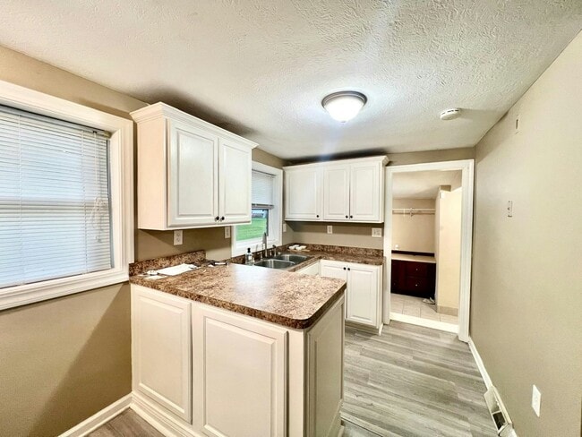 Building Photo - 8310 Bellflower Rd