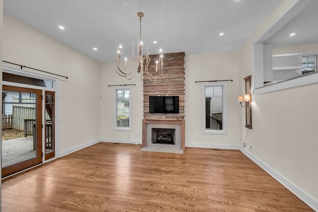 Building Photo - 921 Hillview Heights