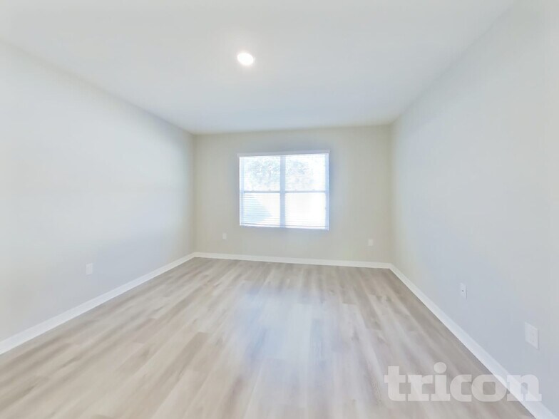 Building Photo - 530 Squires Grove Dr