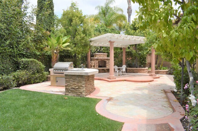 Building Photo - Beautiful 5 bedroom, 5 bath home in Desira...