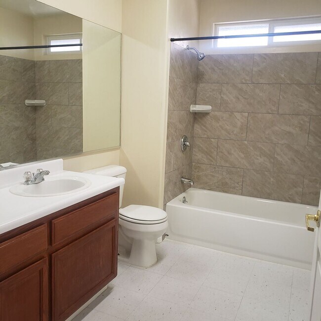 Building Photo - 722 Spring Meadow Ct
