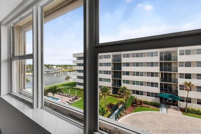 Building Photo - 1236 Hillsboro Mile