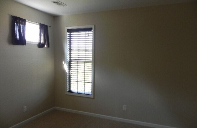 Building Photo - 4 Bedroom - Near Ft Moore