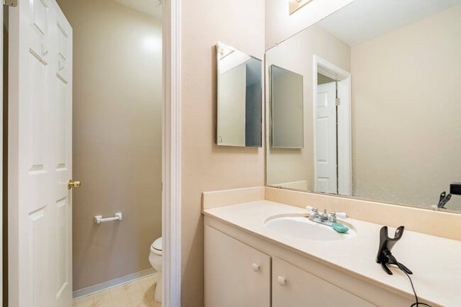Building Photo - 5488 Roundtree Dr