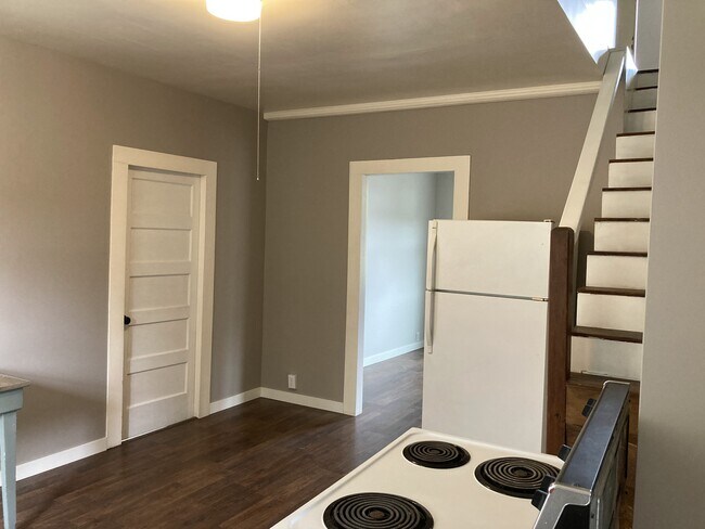 Building Photo - 408 S 1st St